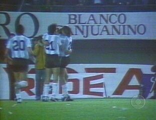 Gol da vitória da Argentina por 1 a 0 sobre o Brasil pela primeira fase da Copa América 1983 com narração de Galvão Bueno, TV Globo, 24/08/1983.