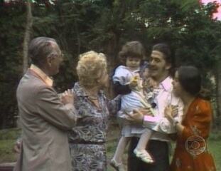 Prudêncio (Brandão Filho), Fifi (Mara Rúbia), Anselmo (Stepan Nercessian) e Eliana (Lucélia Santos) em cena de 'Feijão Maravilha',1979