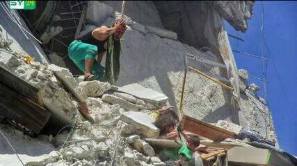 A foto, capturada logo depois de um bombardeio, mostra a pequena de cinco anos segurando a sua irmã, de apenas sete meses, pela roupa na tentativa de impedir que ela caia de uma montanha de destroços. GloboNews Em Pauta, 02/08/2019.