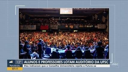 Alunos, ténicos e professores ocupam auditório da UFSC