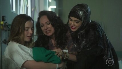 Rania e Fairouz se emocionam ao ver Dalila com Soraia. Órfãos da Terra, 20/09/2019.