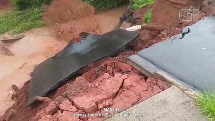 Ponte que liga bairro ao centro de Botucatu é levada pela correnteza