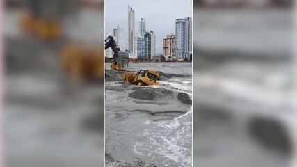 Máquina é 'engolida' por areia durante obra de alargamento de praia em Santa Catarina