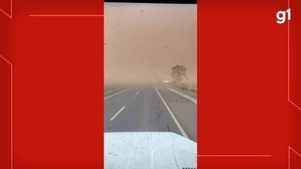 Tempestade de poeira é registrada por morador em estrada de Nova Alvorada do Sul (MS)