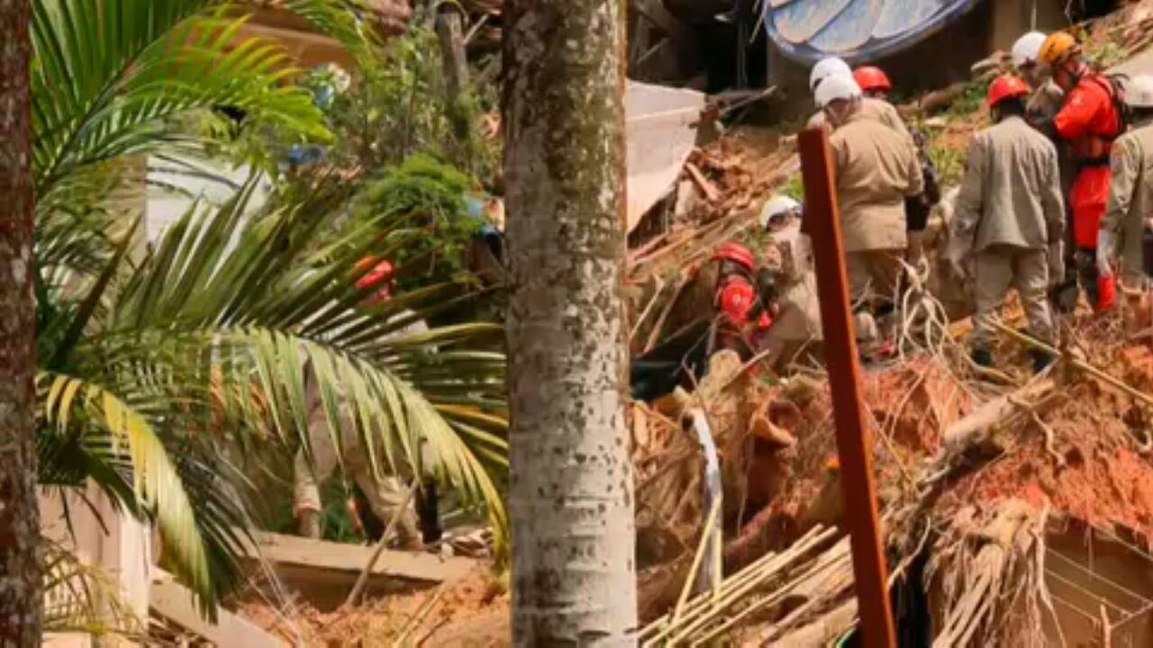 Bombeiros resgatam mais um corpo em Petrópolis, RJ