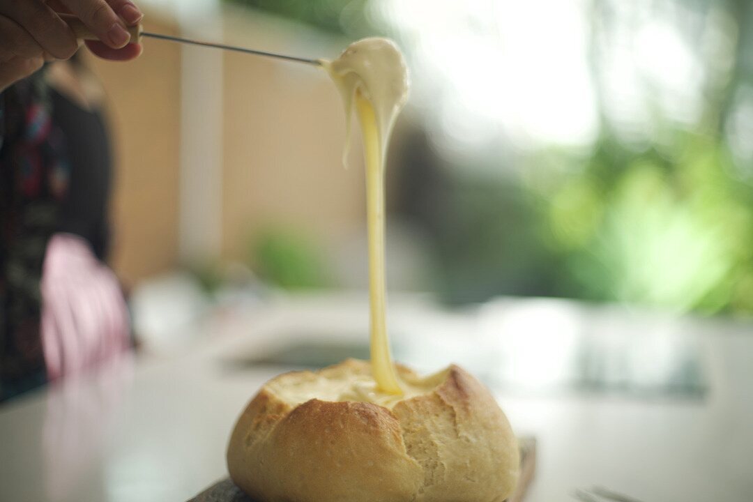 Fondue de queijo no pão italiano