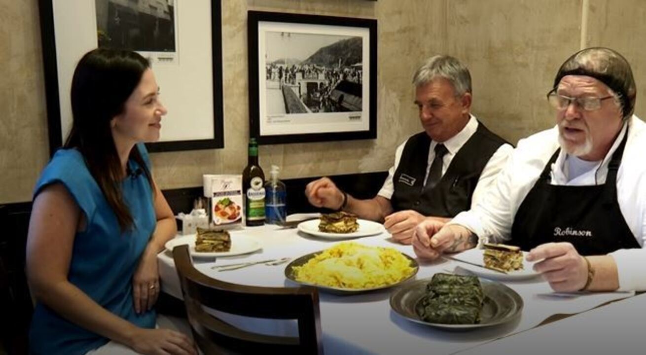 Culinária na Copa: Garçom sérvio prova pratos típicos feito por chef brasileiro