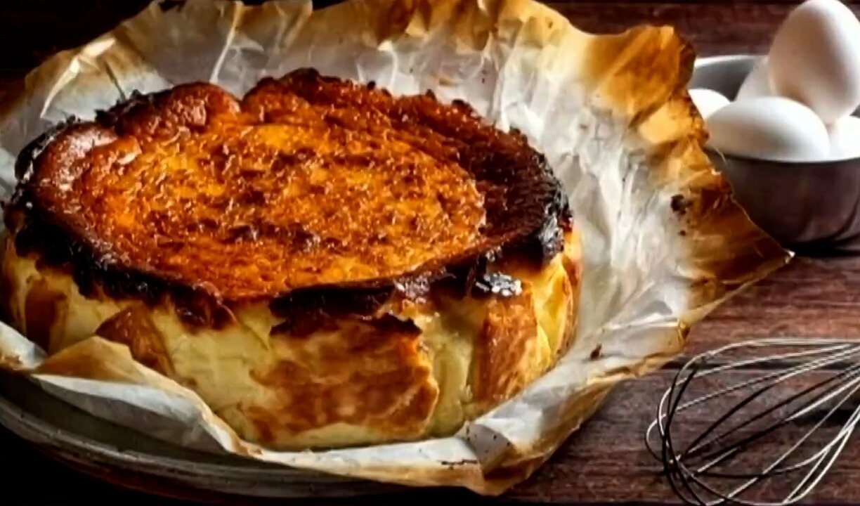 Cheesecake basco é doce de origem espanhola e tem massa aveludada. Veja como fazer em casa e surpreenda a família!