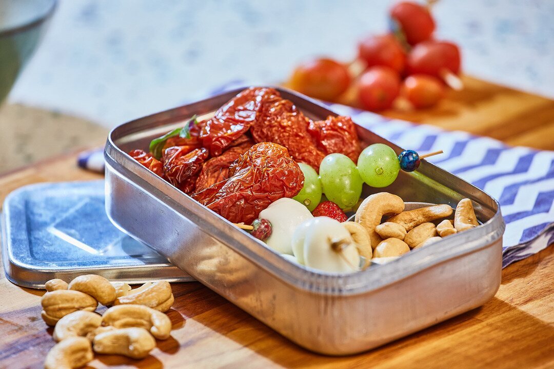 Receita de tomate desidratado na air fryer pode ser servida como snack, incrementar sanduíches, pizzas, molhos e até virar ketchup caseiro; aprenda!