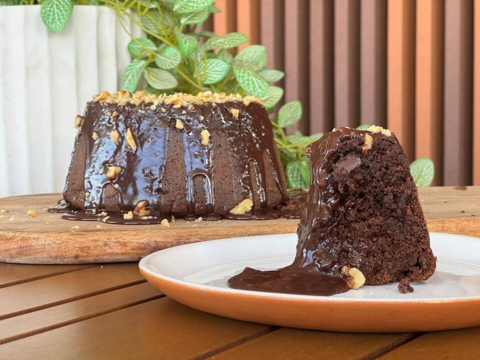 Bolo de banana com chocolate e calda de creme de avelã