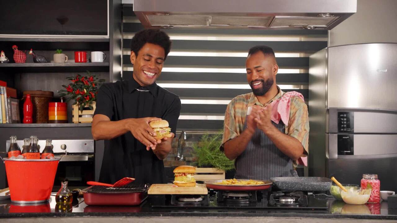 ícaro e João Diamante ensinam a receita clássica de hambúrguer com batatas e celebram esse momento com um brinde de Coca-Cola.