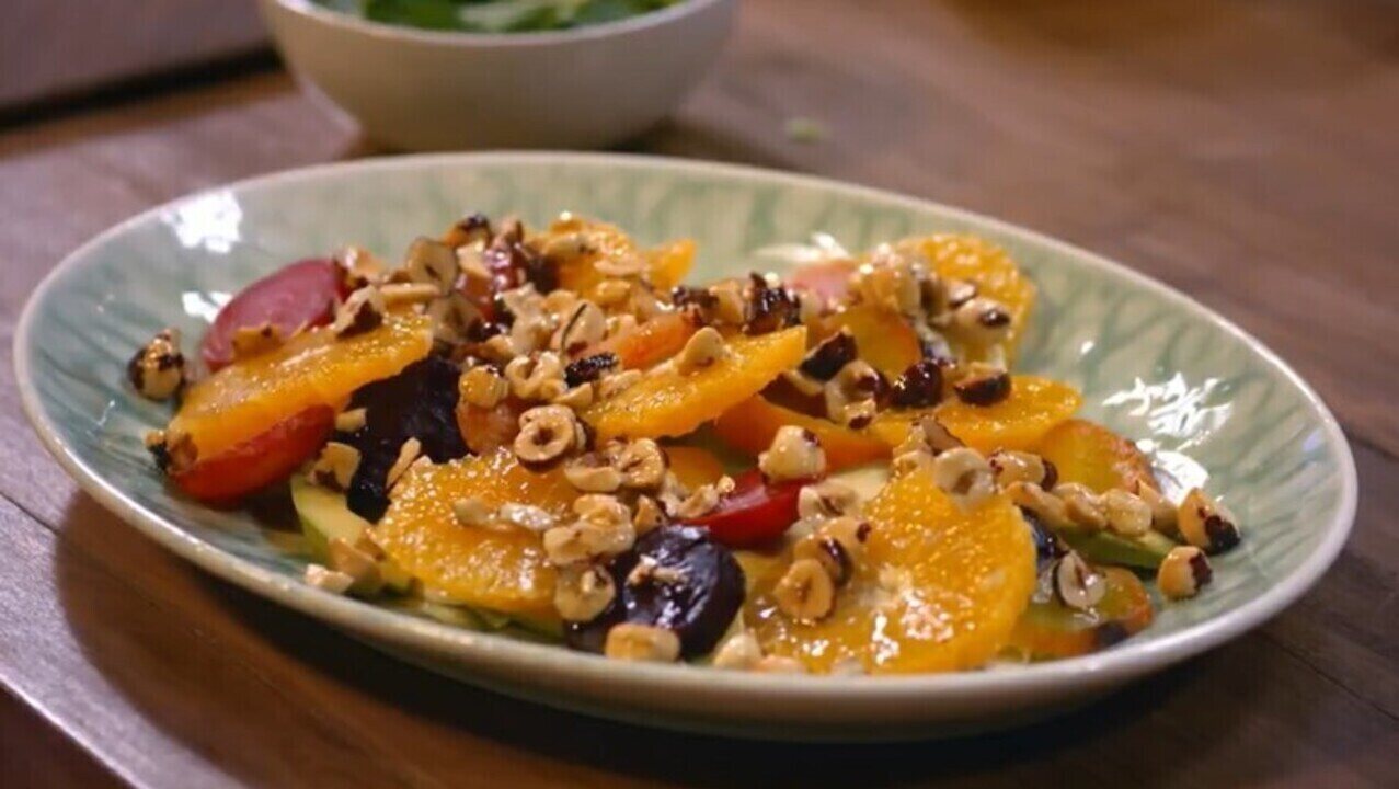 Salada de beterraba, laranja, avocado, avelãs e menta   