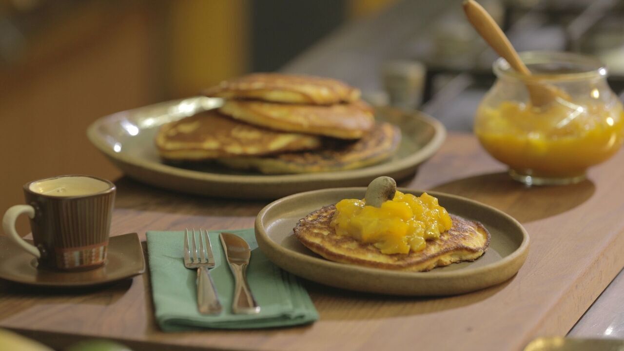 Panqueca de milho com geleia de frutas amarelas