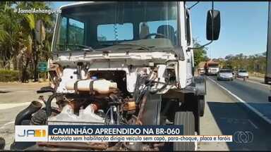 Polícia apreende caminhão sem capô, para-choque e faróis na BR-060, em Goiânia - Condutor estava sem habilitação específica para dirigir veículos pesados.