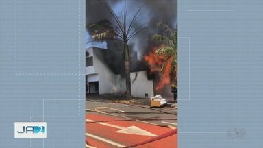 Loja de móveis é destruída por incêndio, em Rio Verde - Sete pessoas, entre elas três bombeiros, foram levados para hospitais da cidade.