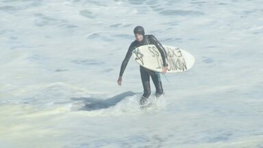 Explorando O Surfe Sem Quilhas - Nesse episódio, o surfista Derek Hynd relembra o acidente que o fez perder a visão de um olho, conta como passou a explorar o surfe sem fricção e reconstrói a prancha de um amigo.