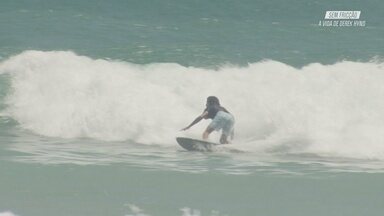 Surftrip No Rio De Janeiro - Ao lado de Daniel Rangel, Derek Hynd conhece praias no litoral do Rio de Janeiro. Nesse último episódio, conhecemos mais aspectos do seu jeito de levar a vida sem fricção.