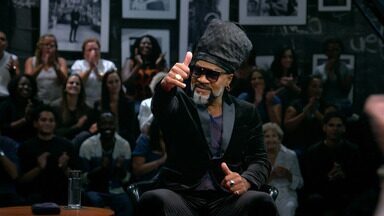 Carlinhos Brown + Bruno Gagliasso + Jennifer Dias - Bruno Gagliasso, Carlinhos Brown e Jeniffer Dias estão na roda com Fabio Porchat. Na plateia, um ataque de manjubinhas e uma confusão em uma troca de carros.