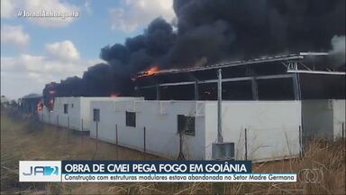 Obra de cmei pega fogo em Goiânia - Construção com estruturas modulares estava abandonada no Setor Madre Germana.