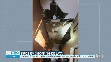 Homem invade e atira dentro de shopping em Jataí - Um homem foi preso após invadir e atirar dentro de um shopping em Jataí. Havia pessoas no local no momento.