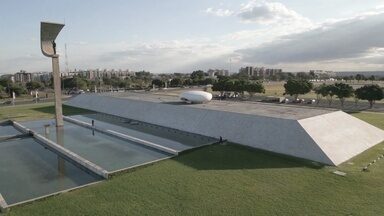 Desafio à Linha Reta - Construções que desafiam uma arquitetura lógica: em São Paulo, o Edifício Germaine Burchard; em Americana, as casas de Aquiles Kílaris; e em Brasília, a poesia de Oscar Niemeyer.