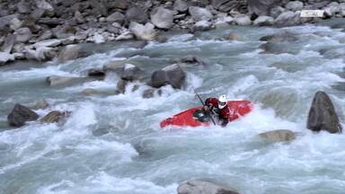 Rio Seth, Nepal - Os kayakers Pedro Oliva, Ben Stokesberry e Chris Korbulic estão no Nepal e partem para uma expedição pelo rio Seth. Juntos, os três aventureiros se arriscam nas corredeiras e cachoeiras do rio.