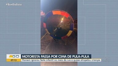 Motorista ignora festa infantil e passa por cima de pula-pula em rua Goiânia - Homem ignorou festa infantil no meio da rua e quase atropelou crianças.