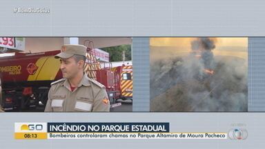 Bombeiros controlam chamas no Parque Altamiro de Moura Pacheco - A área atingida tem bastante relevo, o que dificultou o trabalho dos bombeiros.