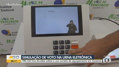 TRE tira dúvidas sobre o uso correto da urna eletrônica - Simulação de votos ajudou os eleitores de Goiânia a entenderem como a urna funciona.