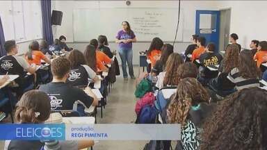 Eleições 2024: locais de votação serão abertos às 8h e fecharão às 17h - Reportagem mostra ainda que alunos de uma escola discutiram a importância das eleições municipais em sala de aula.