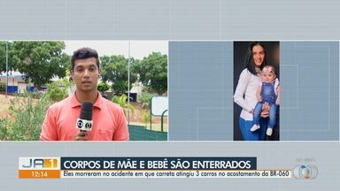 Corpos de mãe e bebê, vítimas de acidente, são enterrados - Eles morreram no acidente em que carreta atingiu 3 carros no acostamento da BR-060.