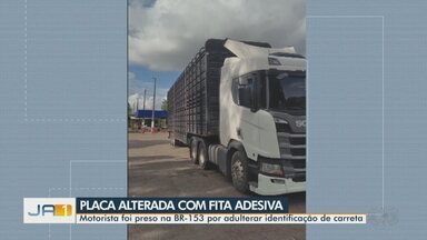 Placa alterada com fita adesiva é flagrada na BR-153 - Motorista foi preso na BR-153 por adulterar identificação de carreta.