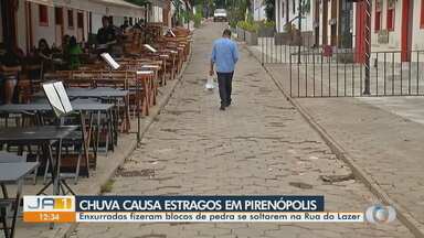 Chuva causa estragos em Pirenópolis - Enxurradas fizeram blocos de pedra se soltarem na Rua do Lazer.