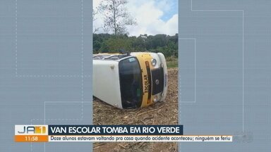 Van escolar causa acidente de trânsito, em Rio Verde - Doze alunos estavam voltando pra casa quando acidente aconteceu. Ninguém se feriu.