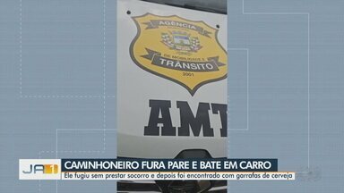 Caminhoneiro fura sinal de "pare" e bate carro, em Rio Verde - Motorista fugiu sem prestar socorro e depois foi encontrado com garrafas de cerveja.