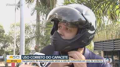 Confira como usar capacete de forma correta - Na semana passada, um motociclista morreu na BR-050, em Catalão. Segundo a Polícia Rodoviária Federal, o capacete se desprendeu porque o idoso estava usando de forma errada.