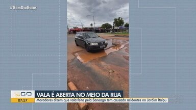 Moradores reclamam de vala aberta no meio da rua no Jardim Itaipu - Eles dizem que ela foi aberta pela Saneago.