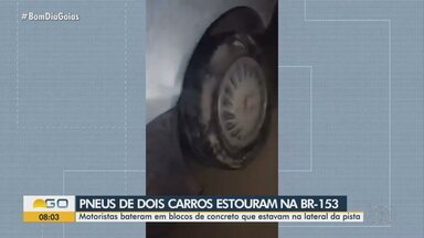 Dois carros têm pneus estourados enquanto passavam pela BR-153 - Os carros bateram em blocos de concreto na lateral da pista.