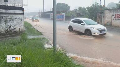 Chuva causa alagamentos e transtornos em Goiânia - População sofreu com atrasos para os compromissos.