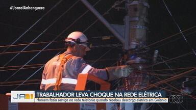 Homem recebe descarga elétrica durante serviço em rede de telefonia - Homem fazia serviço na rede telefonia quando recebeu descarga elétrica em Goiânia.