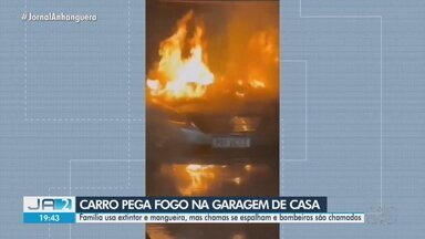 Carro pega fogo na garagem de casa - Família usa extintor e mangueira, mas chamas se espalham e bombeiros são chamados.