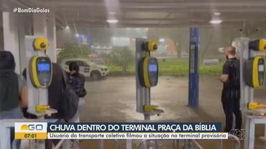 Passageiro mostra chuva dentro de terminal provisório da Praça da Bíblia - Usuário enviou vídeos para o BDG.