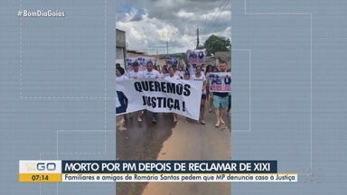 Familiares e amigos de homem morto por PM fazem protesto em Goiânia - Homem foi morto após reclamar que o policial fazia xixi no muro da casa dele. Familiares e amigos pedem que o MP denuncie caso à Justiça.