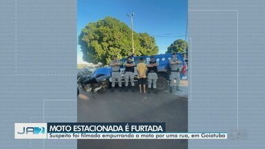 Moto estacionada é furtada em Goiatuba - Suspeito foi filmado empurrando a moto por uma rua, em Goiatuba