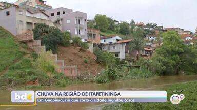 Chuva e ventos fortes causam estragos na região de Itapetininga - A região de Itapetininga (SP) teve chuvas fortes nesta terça-feira (3). Em Avaré (SP), choveu cerca de 55 milímetros em apenas seis horas. Já em Guapiara (SP), o rio que corta a cidade transbordou e invadiu residências próximas