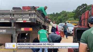 Baixo preço faz produtores descartarem produção de tomates em Ribeirão Branco - O baixo preço está fazendo com que os produtores de tomates de Ribeirão Branco (SP) doem ou joguem fora toda a produção.