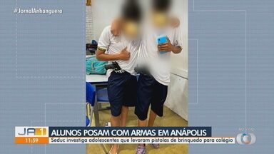 Adolescentes posam com pistolas de brinquedo em escola - Secretária Estadual de Educação está apurando o caso.