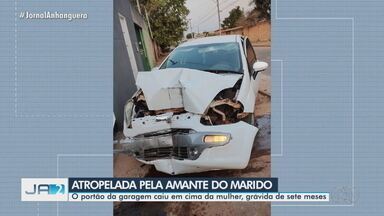 Mulher grávida de 7 meses é atropelada por amante do marido, em Luziânia - A mulher esperava pelo esposo em casa quando foi atropelada. O portão da garagem chegou a cair em cima dela.