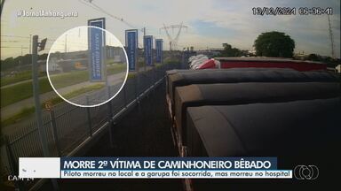 Mulher que estava na garupa de moto atingida por caminhoneiro bêbado morre no hospital - A garupa e o piloto foram atingidos por um caminhão na manhã desta sexta-feira (13), em Aparecida de Goiânia. O piloto morreu no local e a garupa chegou a ser resgatada, mas não resistiu.