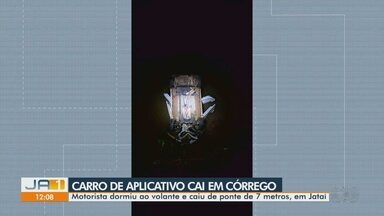 Carro de aplicativo cai de ponte após motorista dormir no volante, em Jataí - Motorista caiu de uma ponte de cerca de 7 metros.